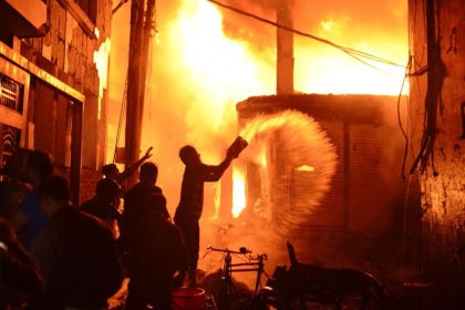 Die Macht Gottes: Bibel und Kreuze vor Kirchenbrand beschützt