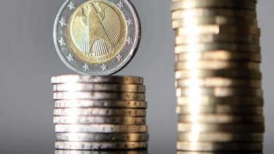 Kramp-Karrenbauer fordert Überprüfung der Niedrigzinspolitik der EZB