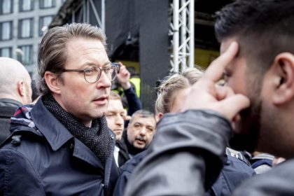 Protest in Berlin: 700 Taxifahrer stellen sich gegen Uber & Co.