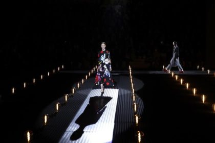 Prada in Mailand: Eleganz und riesige Blüten