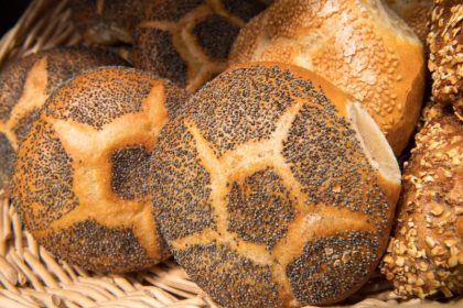 Tiroler Bäcker brennt Gin aus “Brot von gestern”