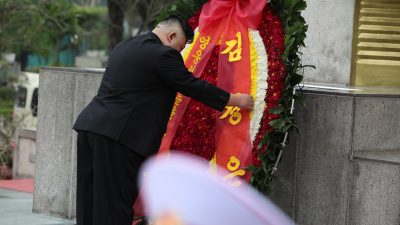 Nordkoreas Machthaber erweist vor Abreise aus Vietnam Ho Chi Minh die Ehre