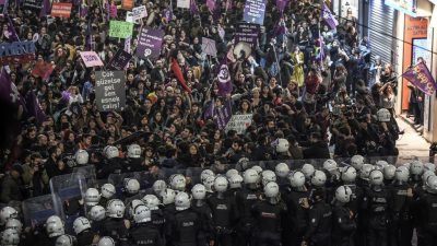 Istanbuler Polizei stoppt nicht genehmigte Frauentags-Kundgebung mit Tränengas