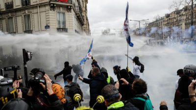 LIVE: „Gelbwesten“ in Paris – Wohnhaus an der Champs-Elysées geht bei Protest in Flammen auf – Läden geplündert