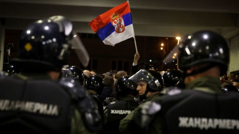 Serbische Regierungskritiker stürmen Staatssender RTS