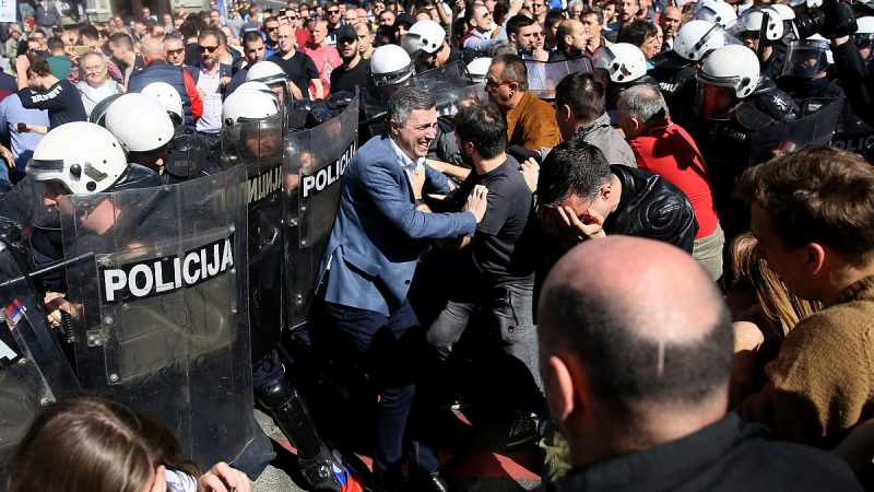 Serbischer Staatssender von Demonstranten gestürmt – Vorwürfe wegen Regierungspropaganda