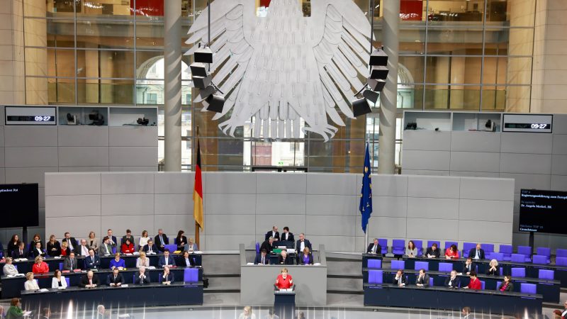 Bundestag LIVE: Vier Bundeswehreinsätze stehen zur Debatte