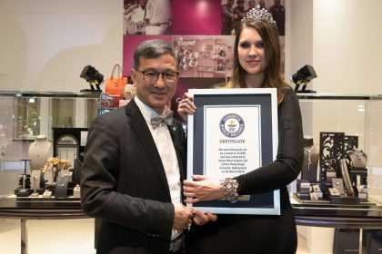Uhr mit mehr als 15.000 Diamanten schafft es in Guinness-Buch der Rekorde