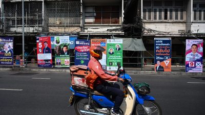 Thailänder wählen zum ersten Mal seit acht Jahren ein neues Parlament