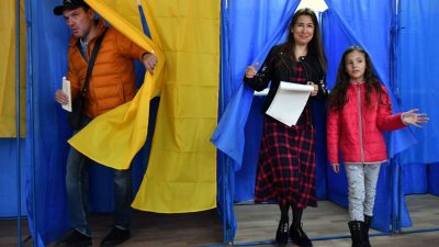 Präsidentschaftswahl in der Ukraine begonnen – Komiker Selenski laut Umfragen in Führung