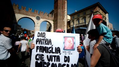 „Gott, Familie, Vaterland“: Treffen von Konservativen in Italien endet mit Massendemonstration