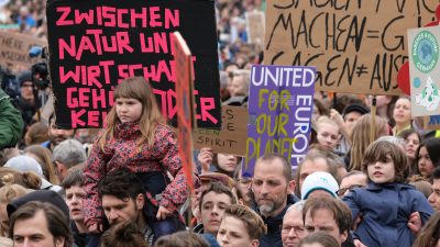 „Fridays for Future“ in Jena: Genervter Mann schlägt auf 17-Jährigen ein und entreißt ihm das Mikro