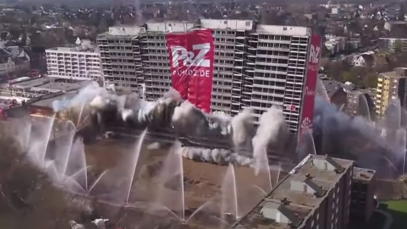 Präzisions-Sprengung in Duisburg: Der „Weiße Riese“ bricht zusammen – Andere Häuser nur 17 Meter entfernt