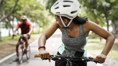 Verkehrsministerium verteidigt leicht bekleidete Models in Fahrradhelm-Kampagne