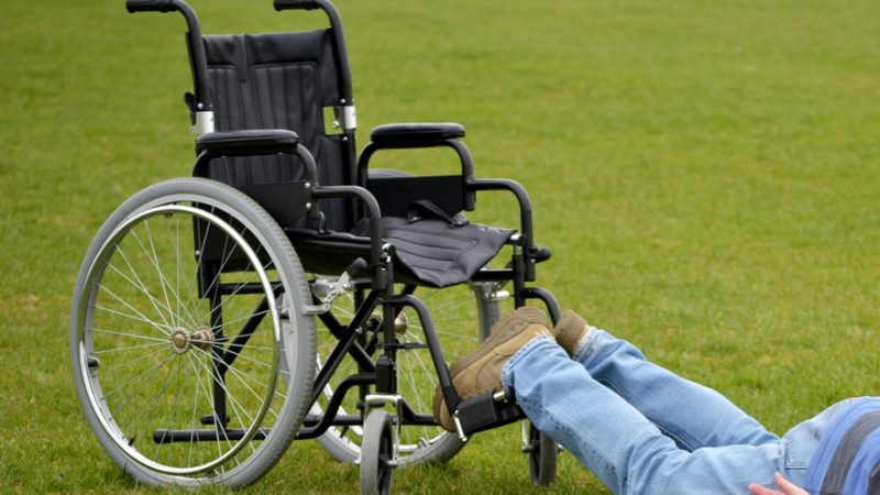 Rollstuhl,Mann,Sturz,Behinderter