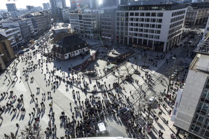 Video: Flash-Mob in Frankfurter „Zeil“eskaliert – Polizisten geschlagen und mit Steinen beworfen