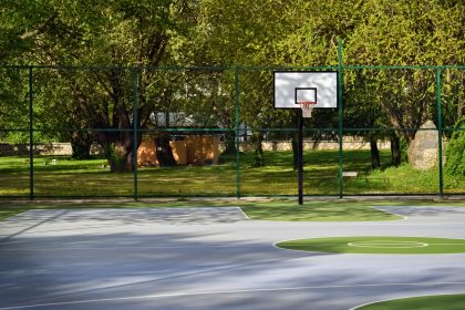 Bewaffneter Raub in Frankfurt: Jugendlicher im Park überfallen – Jacke, Schuhe, Airpods weg