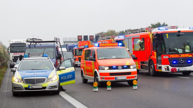 A71 am Dreieck Suhl voll gesperrt: Plötzlicher Graupelschauer – Massenkarambolage mit 25 Verletzten und 50 Autos