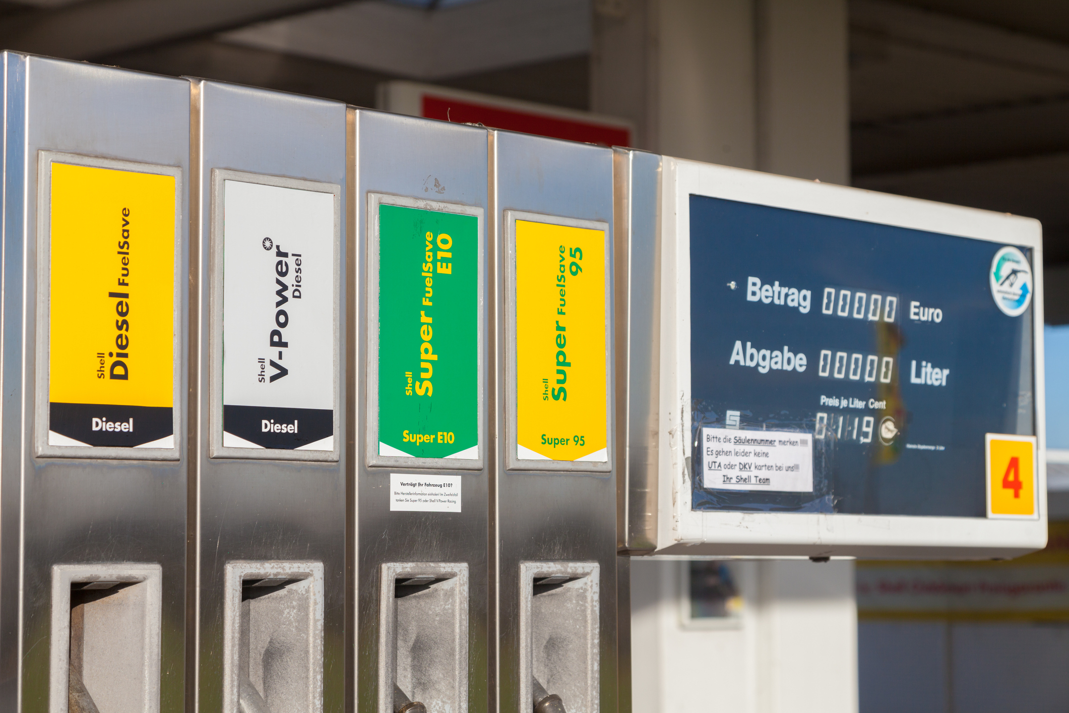 Umfrage Mehrheit will Benziner kaufen keine Elektroautos oder Diesel