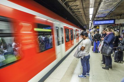 S-Bahn-Unfall: 21-Jähriger fängt auf S-Bahn-Dach Feuer