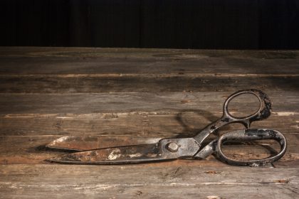 Gewaltausbruch in Wittenberg: Lehrer flüchtet nach Bedrohung durch Schüler (18) aus dem Klassenraum