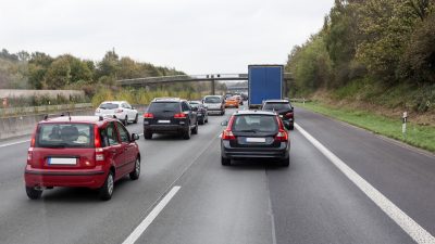 Ludwigsburg: Hochzeitsgesellschaft blockiert A81 mit Luxus-Autos und filmt entstehenden Stau