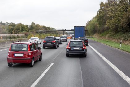 Ludwigsburg: Hochzeitsgesellschaft blockiert A81 mit Luxus-Autos und filmt entstehenden Stau