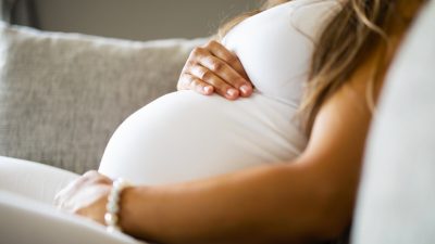 Familie eilt zum Neugeborenen – Beim Blick auf das Baby sehen sie plötzlich doppelt
