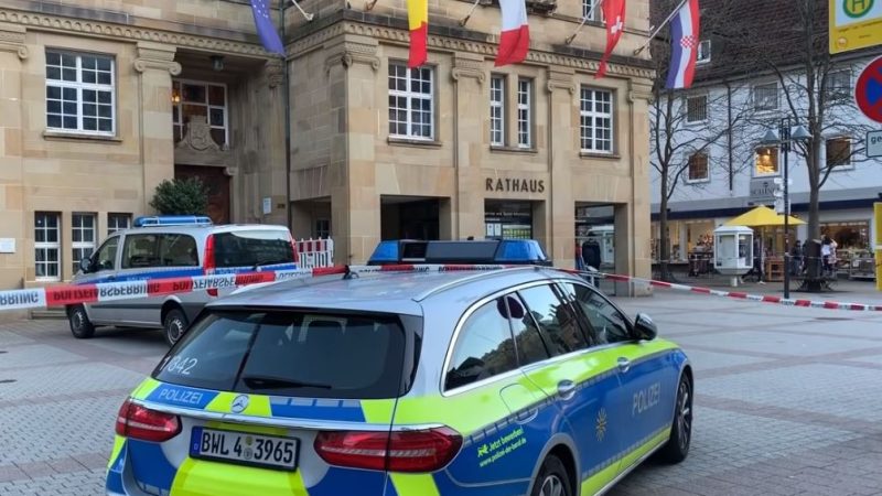 Täter rief: „Rufen sie die Polizei!“ und stach zu – Messer-Attacke im Rathaus Schramberg