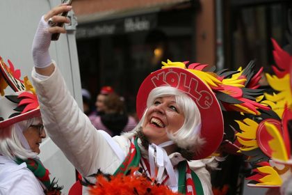 Hunderttausende Jecken trotzen Regen und Sturm am Rosenmontag