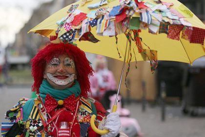 Stürmischer Rosenmontag – Narren zwischen Hoffen und Bangen