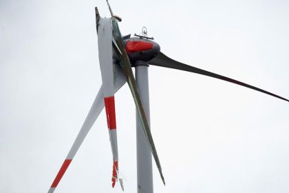 Sturmschäden: Sturmflutwarnung – Teile eines Windrads auf die A62 gestürzt
