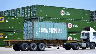 Chinas Exporte fallen unerwartet stark um 20 Prozent