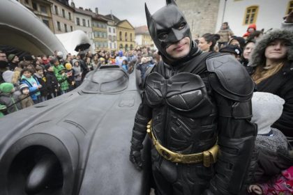 Nach Mobbing in der Schule: Batman begleitet 3-Jährige auf dem Schulweg