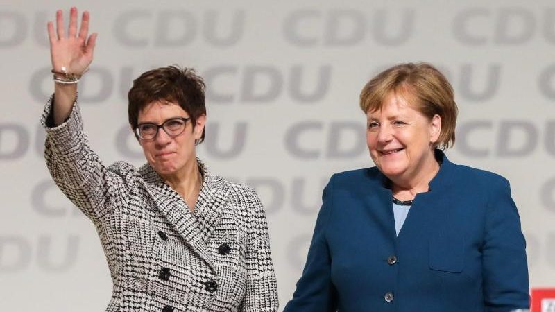 Merkel und Kramp-Karrenbauer lassen Einigkeit in Europapolitik betonen