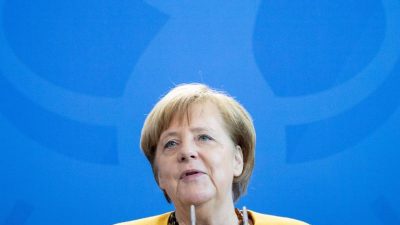 Merkel plädiert für Zurückhaltung der Regierung bei Banken-Fusionsgesprächen