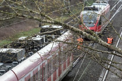 Sturmtief “Mortimer”: ICE rast in umgestürzten Baum