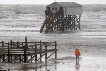 Wetter: Sturm im Norden, Hochwasser in Hamburg, Vollsperrung auf der A21 bei Bad Oldesloe