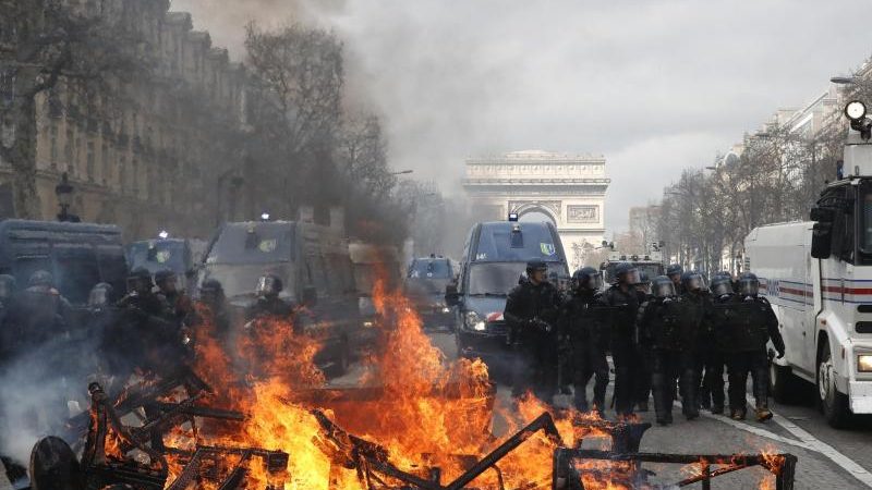 Plünder-Polizist bei „Gelbwesten“-Demo in Paris gefilmt