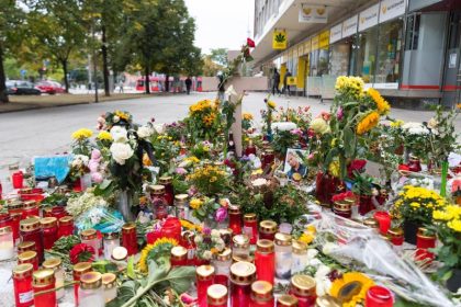 Prozess zu tödlicher Messerattacke von Chemnitz beginnt – Publikum und Prozessbeteiligte durch Glasscheibe getrennt