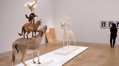 Mehr als übereinander gestapelte Tiere – Ausstellung über Bremer Stadtmusikanten eröffnet