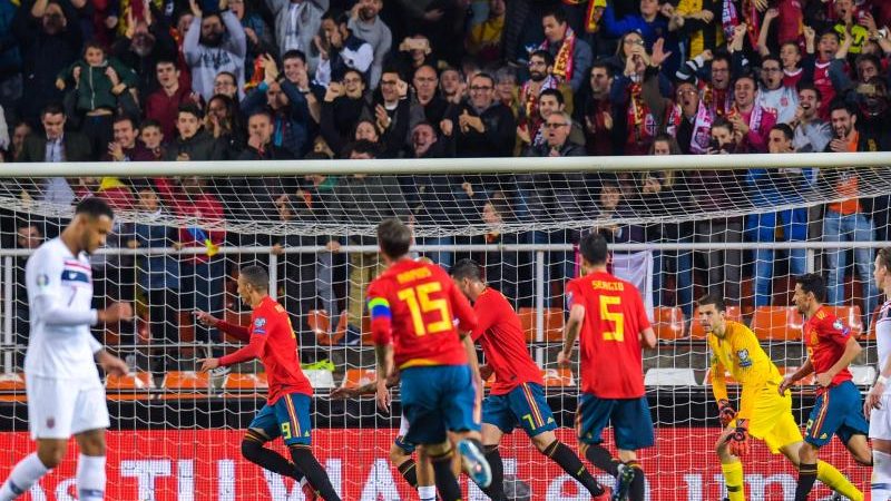 Ramos rettet Spanien – Italien startet mit Sieg