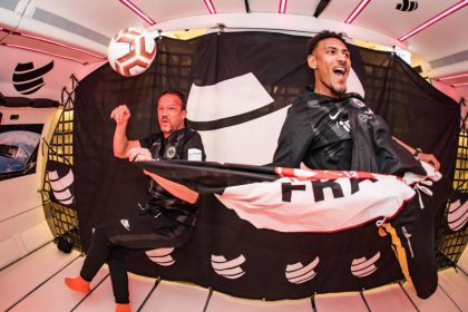 Mit über 40 Promis: Party in der Schwerelosigkeit