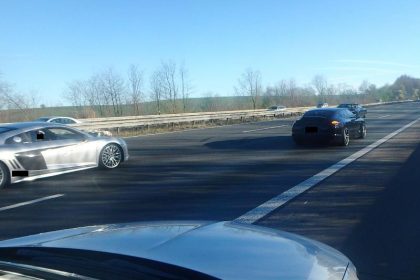 Luxusautos blockieren A3 – vermutlich für Hochzeitsfotos