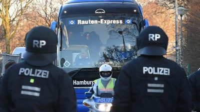 Massenschlägerei zwischen rund 90 Fußballfans in Mannheim