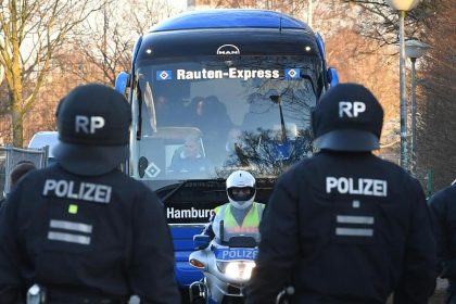 Massenschlägerei zwischen rund 90 Fußballfans in Mannheim