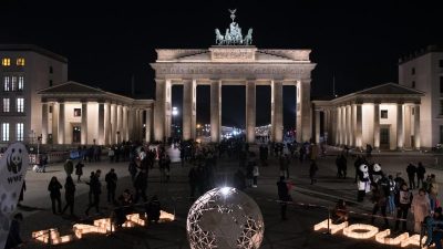 Zur „Earth Hour“ gehen auch am Brandenburger Tor in Berlin die Lichter aus