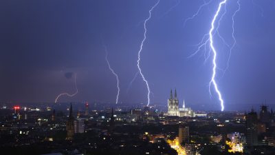 Blitze über dem Kölner Dom.