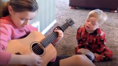Down-Syndrom: Große Schwester bringt Bo Gray (2) mit Musik das Reden bei