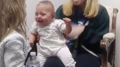 Herzerwärmendes Video: Baby hört zum ersten Mal ihre große Schwester